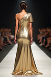 Vestido de gala con manga ondulada de un hombro dorado con abertura