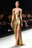 Vestido de gala con tirantes finos dorados metálicos con abertura alta