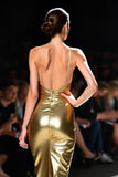 Vestido de gala con tirantes finos dorados metálicos con abertura alta