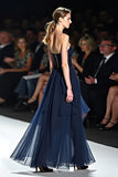 Vestido de invitada de boda largo de tul de tul de línea abierta azul marino