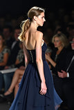 Vestido de invitada de boda largo de tul de tul de línea abierta azul marino