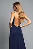 Vestido formal largo con tirantes de espagueti azul marino de una línea con abertura