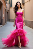 Vestido de fiesta largo sin tirantes de sirena fucsia con volantes