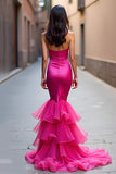 Vestido de fiesta largo sin tirantes de sirena fucsia con volantes