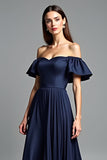 Vestido formal de línea fruncido azul marino con hombros descubiertos