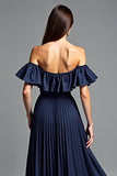Vestido formal de línea fruncido azul marino con hombros descubiertos