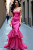 Vestido de fiesta sin tirantes de sirena de satén fucsia con dobladillo con volantes