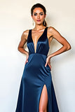Vestido formal de satén azul marino con escote en V profundo con abertura