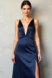 Vestido formal de satén de satén con escote en V profundo azul marino con abertura