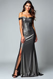 Vestido formal de satén metalizado gris oscuro con hombros descubiertos y abertura
