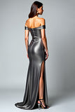 Vestido formal de satén metalizado gris oscuro con hombros descubiertos y abertura