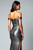 Vestido formal de satén metalizado gris oscuro con hombros descubiertos y abertura