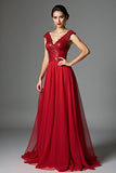 Vestido de la madre de la novia con escote en V con cuentas en rojo oscuro y mangas casquillo