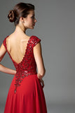 Vestido de la madre de la novia con escote en V con cuentas en rojo oscuro y mangas casquillo