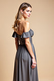 A Line Steel Grey Off The Shoulder Vestido de dama de honor largo de satén