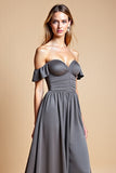 A Line Steel Grey Off The Shoulder Vestido de dama de honor largo de satén