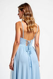 Vestido de dama de honor azul cielo de gasa con tirantes finos de una línea