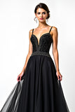 Vestido de corbata negra fruncido de lentejuelas con tirantes finos de una línea