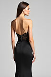 Vestido sirena de corbata negra sin tirantes con abertura