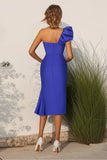 Vestido formal midi de satén azul real con vaina de un hombro