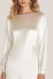 Vestido formal de satén marfil con cuello redondo y línea hasta el tobillo con mangas largas