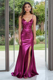 Vestido de fiesta largo de satén metálico con tirantes de espagueti morado oscuro con abertura