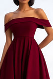 Burdeos Un vestido formal de crepé con hombros descubiertos