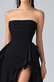 Vestido formal sin tirantes de gasa escalonado negro con volantes y abertura