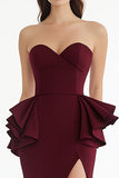 Vestido formal con volantes sirena burdeos sin tirantes