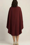 Vestido formal midi burdeos, talla grande y cuello alto con capa