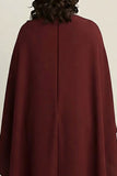 Vestido formal midi burdeos, talla grande y cuello alto con capa