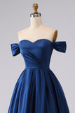 Vestido formal largo de satén azul marino con abertura