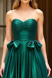 Vestido de fiesta sin tirantes de satén verde oscuro con lazo A Line