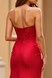 Vestido de fiesta de encaje sin tirantes de satén rojo con abertura