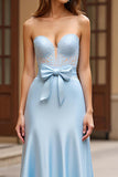 Vestido de fiesta sin tirantes de encaje de satén azul cielo con moño