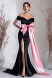 Vestido de corbata negra sirena con abertura de satén con hombros descubiertos y moño rosa