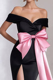Vestido de corbata negra sirena con abertura de satén con hombros descubiertos y moño rosa
