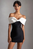 Vestido corto ajustado con hombros descubiertos en negro