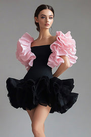 Una línea de volantes de manga corta vestido corto negro