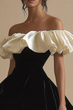 Una línea con hombros descubiertos Vestido corto de terciopelo plisado negro