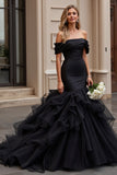 Vestido de novia negro de tul con hombros descubiertos con volantes