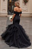 Vestido de novia negro de tul con hombros descubiertos con volantes
