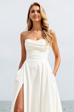 Vestido de novia de playa de gasa sin tirantes de marfil de una línea con abertura
