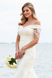 Vestido de novia largo de satén con encaje de sirena blanca con hombros descubiertos