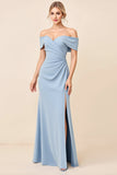 Vestido de dama de honor largo fruncido azul empolvado con hombros descubiertos con abertura