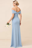 Vestido de dama de honor largo fruncido azul empolvado con hombros descubiertos con abertura