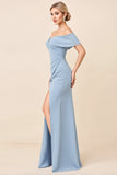 Vestido de dama de honor largo fruncido azul empolvado con hombros descubiertos con abertura