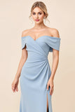 Vestido de dama de honor largo fruncido azul empolvado con hombros descubiertos con abertura