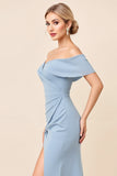 Vestido de dama de honor largo fruncido azul empolvado con hombros descubiertos con abertura