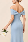 Vestido de dama de honor largo fruncido azul empolvado con hombros descubiertos con abertura